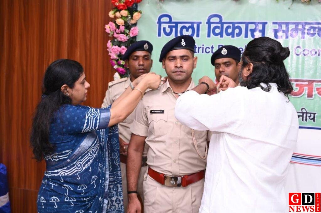 सांसद-विधायकों और डीसी-एसपी ने पुलिसकर्मियों को पहनाया पदोन्नति का बैच, नई जिम्मेदारी के लिए दी शुभकामनाएं। 9 img 20260903 wa00093838794468304743940
