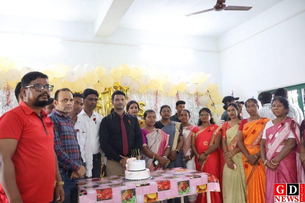 शिक्षक दिवस पर पाकुड़ में गूंजा गुरु सम्मान का भाव, सांस्कृतिक प्रस्तुतियों से सजे समारोह 10 img 20260905 wa00383245982939548952185
