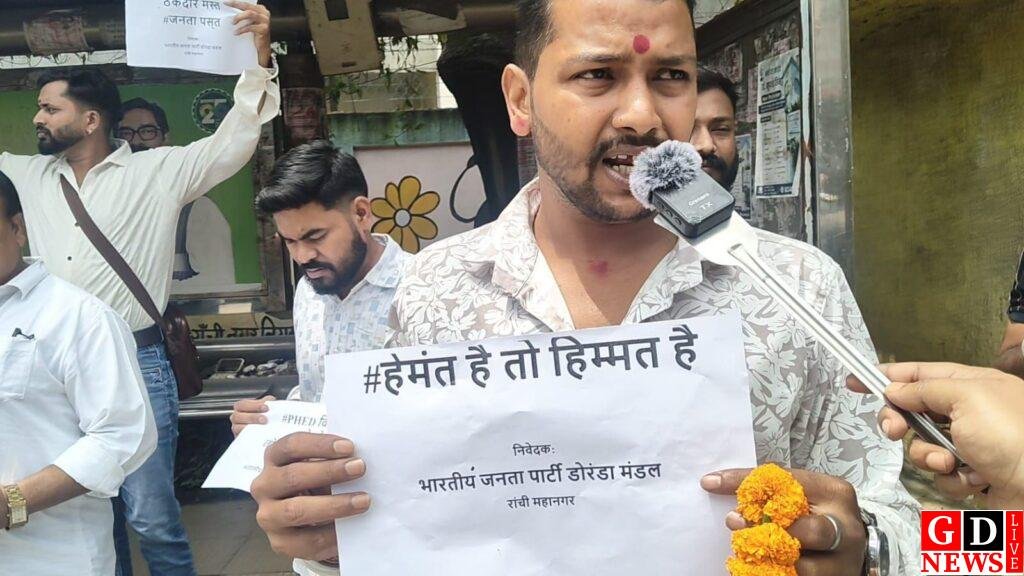 जर्जर डोरंडा-हिनू मुख्य मार्ग पर भाजपा का हल्ला बोल, अधिकारियों को माला पहनाने निकले कार्यकर्ता 8 img 20260906 wa01868793358382432128892