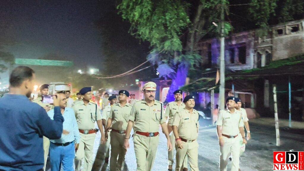 ज्वेलर्स लूट के बाद बाजार में दहशत, एसपी ने पैदल घूमकर परखी सुरक्षा व्यवस्था 7 img 20260908 wa00686258060672259239544