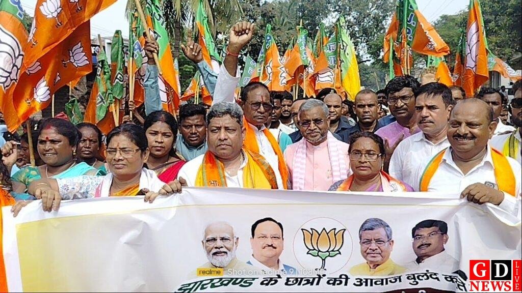 जेपीएससी-जेएसएससी धांधली पर भाजपा का प्रदर्शन, बाबूलाल बोले- युवाओं के भविष्य से खिलवाड़ बर्दाश्त नहीं। 8 img 20260909 wa00172210862890565263095
