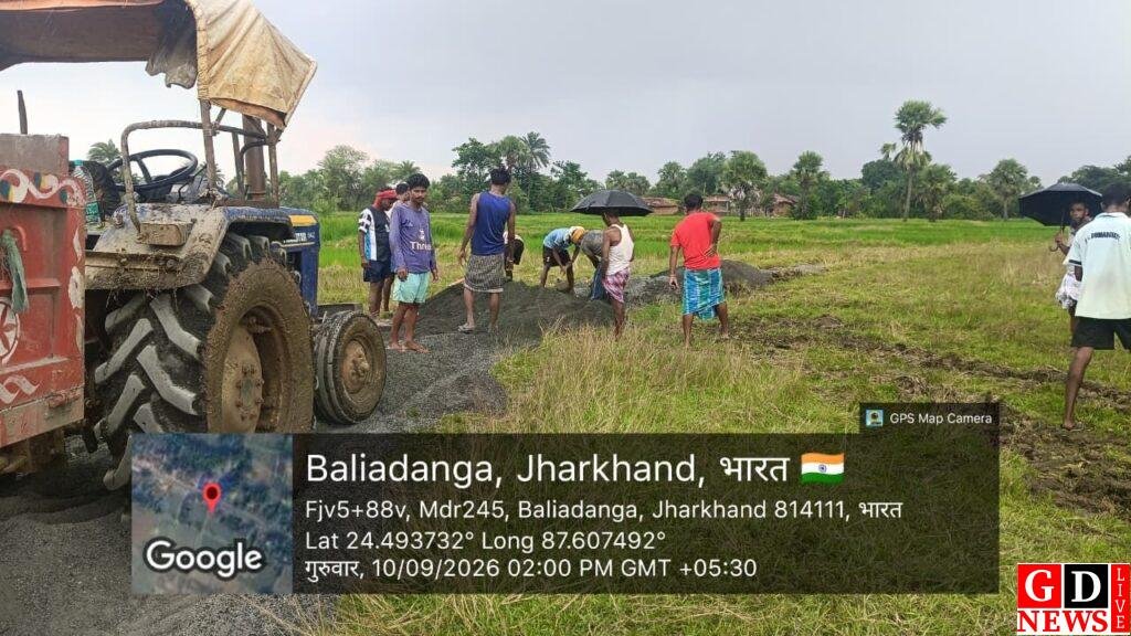 कीचड़मय सड़क पर डस्ट डलवाकर ग्रामीणों को दी राहत, उपासना मरांडी ने कराया तत्काल समाधान। 8 img 20260910 wa00258883625460422485641