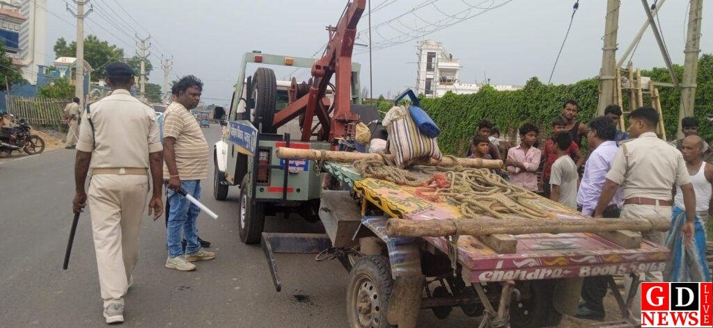 अतिक्रमण पर चला प्रशासन का डंडा, 2 टोटो और जुगाड़ गाड़ी जब्त। 7 img 20260915 wa00218727722635383567843