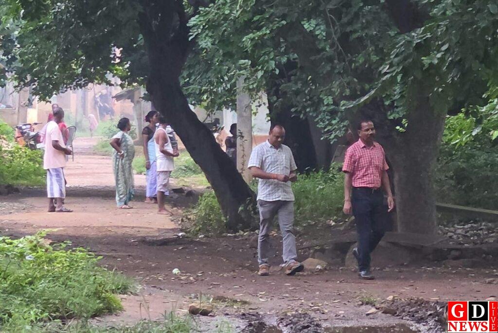 बंगाल की ओर से खनन करते हुए झारखंड में खोद डाली 9.71 एकड़ जमीन, एसीबी ने खदान तक पहुंचकर की जांच। 9 img 20260916 wa00443427196900633420098