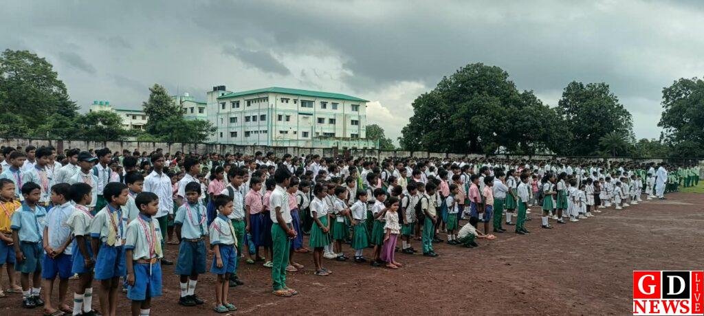 एक स्वर में गूंजा ‘वंदे मातरम्’, राष्ट्रभावना से सराबोर हुआ पाकुड़। 10 img 20260925 wa00325675964429585498179