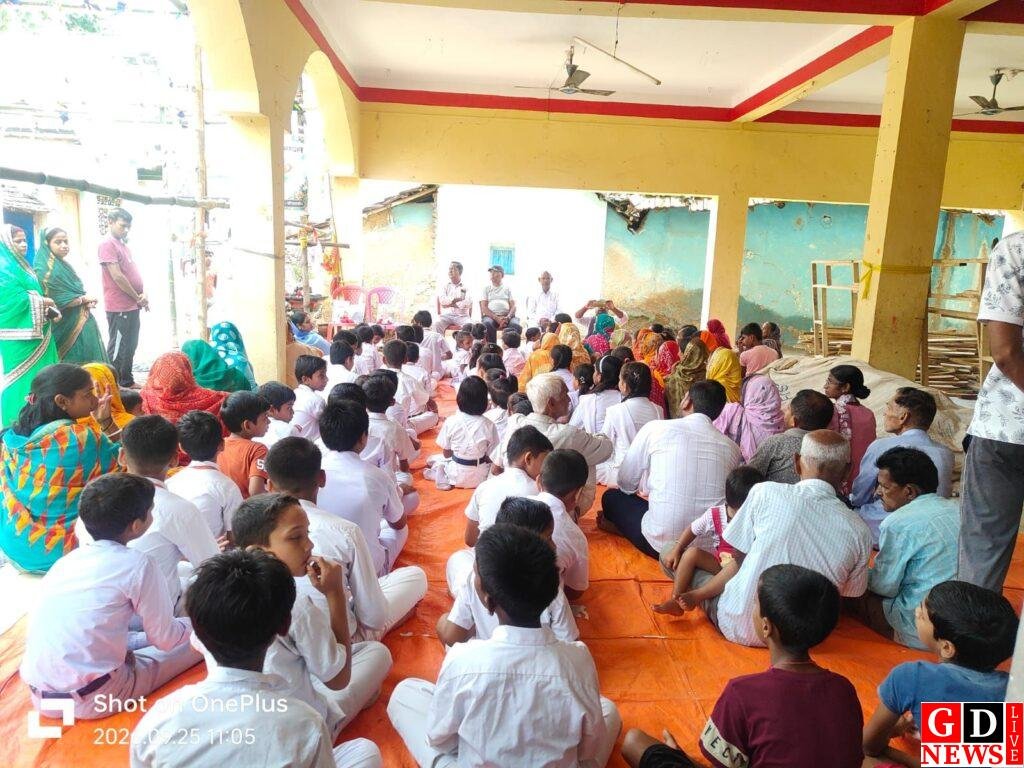 एक स्वर में गूंजा ‘वंदे मातरम्’, राष्ट्रभावना से सराबोर हुआ पाकुड़। 8 img 20260925 wa00342382043387694732765