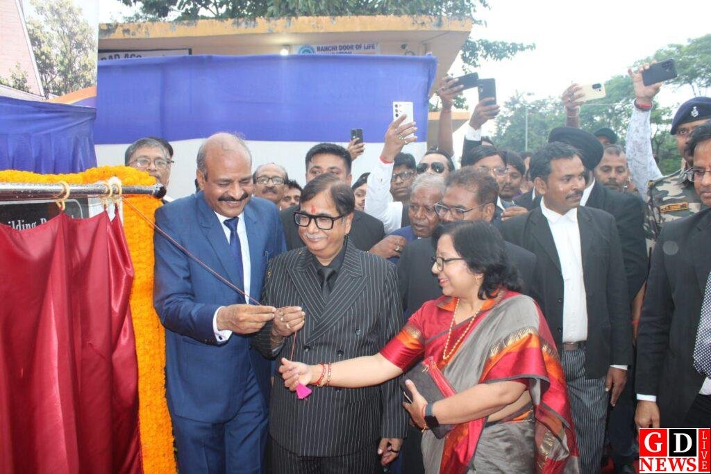 रामगढ़ व्यवहार न्यायालय परिसर में G+3 जिला अधिवक्ता संघ भवन का भव्य शिलान्यास, झारखंड उच्च न्यायालय के न्यायमूर्ति दीपक रोशन ने विधिवत शिलापट्ट का अनावरण कर रखी आधारशिला 8 img 20260926 wa0139589648615484753797