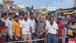 चार घंटे सड़क जाम के बाद जागा प्रशासन, जर्जर सड़क पर उतरीं डीबीएल की मशीनें। 9 img 20260928 wa00903124534029619301358