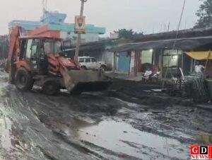 चार घंटे सड़क जाम के बाद जागा प्रशासन, जर्जर सड़क पर उतरीं डीबीएल की मशीनें। 8 img 20260928 wa00919106659862552197998