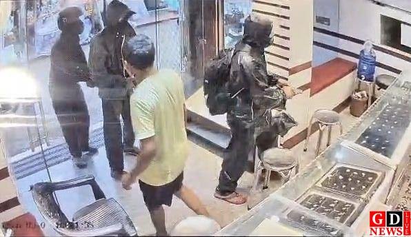 दिनदहाड़े ज्वेलर्स दुकान में घुसे तीन नकाबपोश, दो राउंड फायरिंग कर लाखों के जेवर लूटे, बारिश का फायदा उठाकर बाइक से फरार। 8 img 20260902 1958161600306564704960402