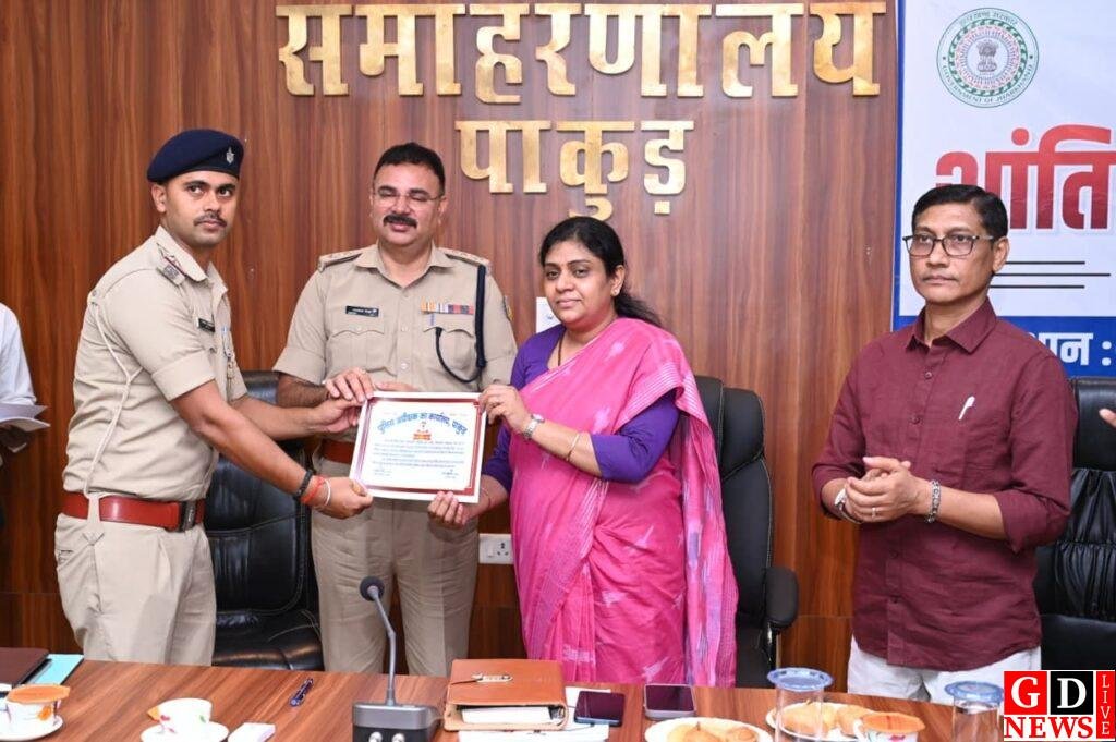 चर्चित ज्वेलर्स लूटकांड का उद्भेदन करने वाली एसआईटी टीम को डीसी-एसपी ने प्रशस्ति पत्र देकर किया सम्मानित। 9 IMG 20261005 WA0055