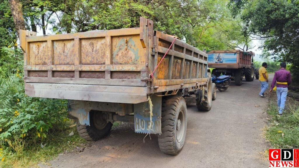 चढ़ाई पर पलटा डस्ट लदा ट्रैक्टर, दबकर युवक की मौत 7 IMG 20261006 WA0071
