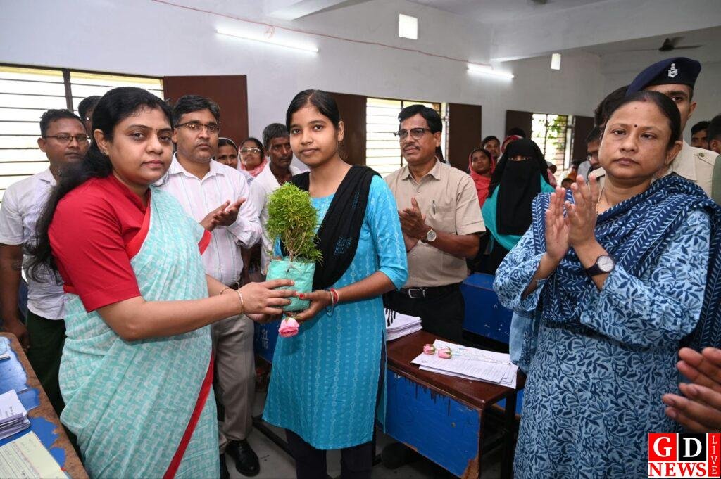 मतदाता सूची में नाम जुड़ा तो खिले चेहरे, डीसी ने नए वोटरों को फूल देकर किया सम्मानित 7 IMG 20261007 WA0034
