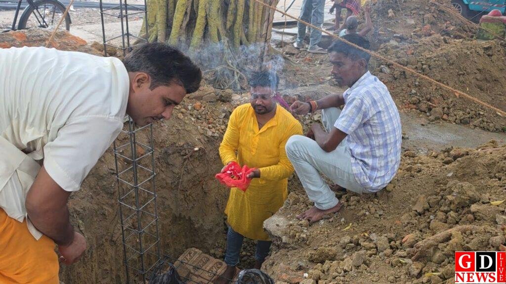 वार्ड पार्षद गुड्डू कुमार भगत की पहल से संवरेगा सदियों पुराना ग्राम रक्षा काली मंदिर, नए भवन का निर्माण शुरू 7 IMG 20261009 WA0005