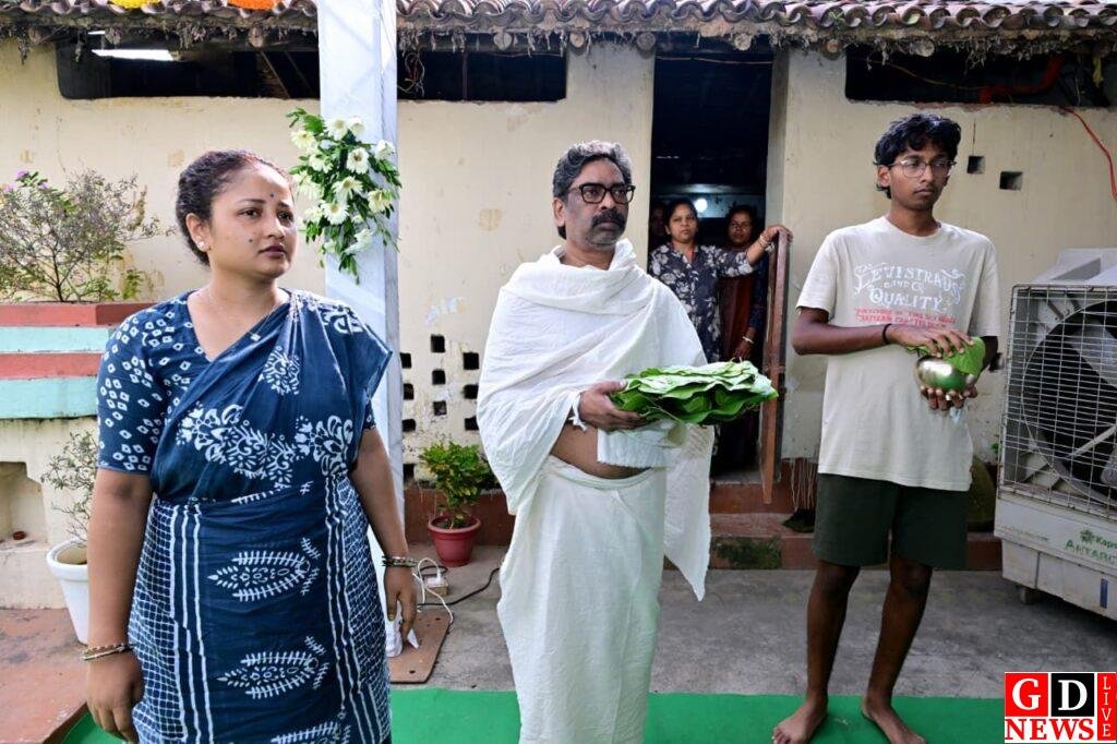 मां की स्मृति में हेमंत सोरेन ने निभाई श्राद्ध कर्म की पारंपरिक रस्म। 8 IMG 20261010 WA0004 1