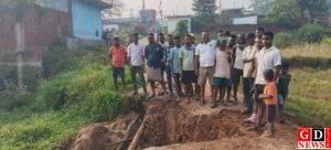 बरसों से जर्जर सड़क से ग्रामीण परेशान, सड़क दुर्घटना के बाद सड़क मार्ग हुआ बंद, स्कूली बच्चे विद्यालय जाने से हुए वंचित 3 IMG 20261010 WA0046