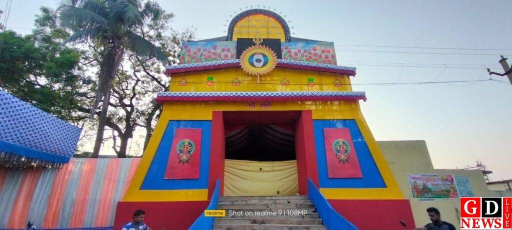 महाषष्ठी पर शुक्रवार को खुलेंगे मां दुर्गा के पट, 29 से अधिक पंडालों में उमड़ेगी श्रद्धालुओं की भीड़ 7 IMG 20261015 WA0040