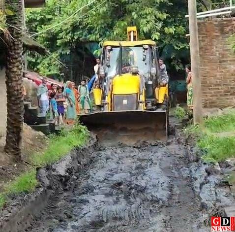 सरकारी सिस्टम को आईना दिखा गए ग्रामीण, चंदा जुटाया और जेसीबी लगाकर खुद बना दी सड़क 7 IMG 20261018 WA0004