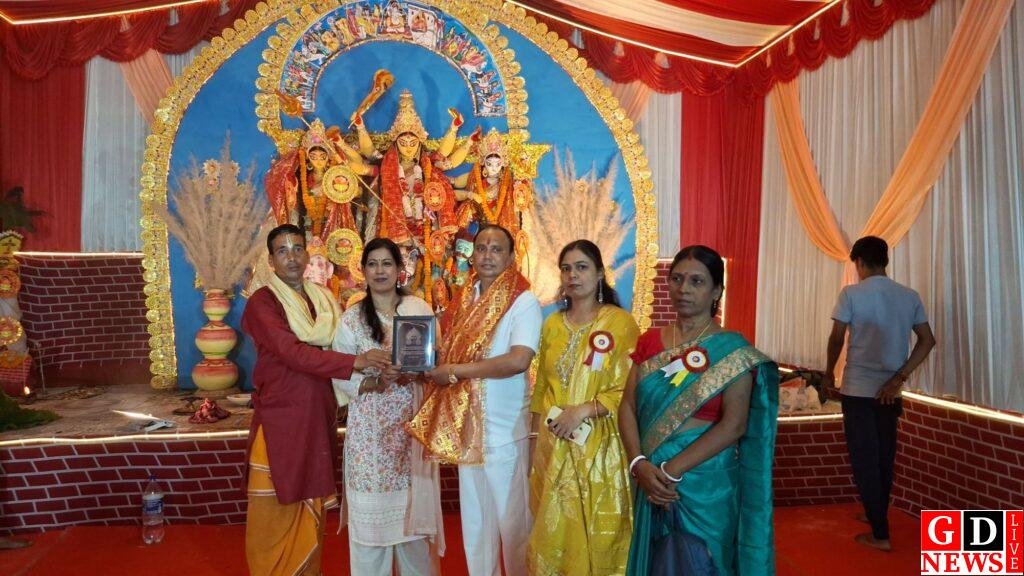 मां दुर्गा के दरबार में पहुंचे समाजसेवी लुत्फुल हक, की सुख-शांति और समृद्धि की कामना 7 IMG 20261019 WA0013