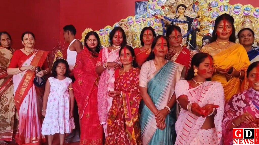 सिंदूर खेला में छलकी आस्था, नम आंखों से मां दुर्गा को विदाई 8 IMG 20261021 WA0007