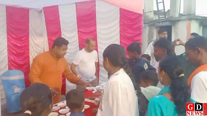 भाजपा नेता बाबुधन मुर्मू ने दुर्गा पूजा पंडालों में किए दर्शन, प्रसाद का किया वितरण 7 IMG 20261021 WA0036