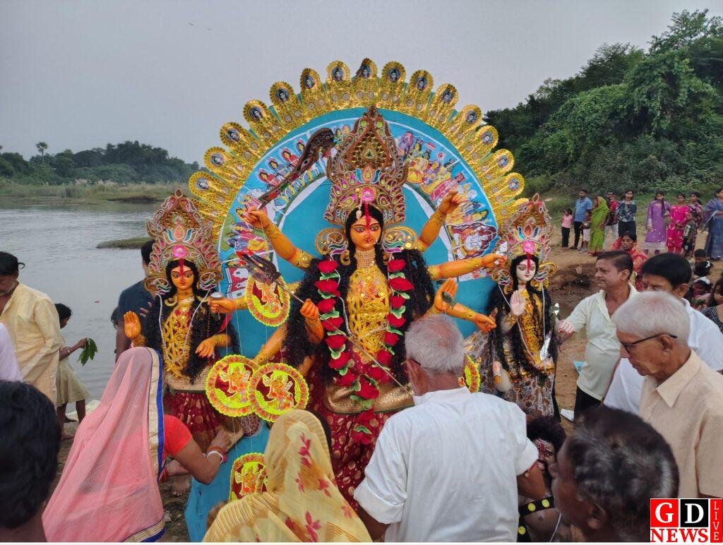 सिंदूर खेला के बाद नम आंखों से मां दुर्गा को विदाई, जयकारों के बीच निकली विसर्जन शोभायात्रा 8 IMG 20261021 WA0039