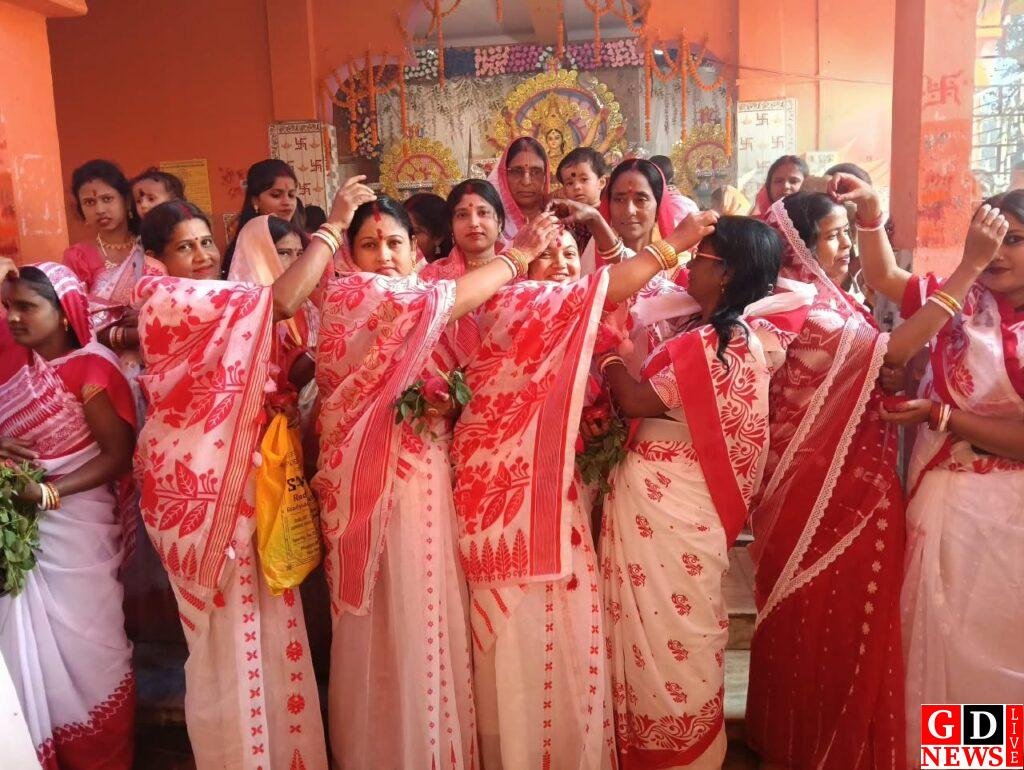 सिंदूर खेला के बाद नम आंखों से मां दुर्गा को विदाई, जयकारों के बीच निकली विसर्जन शोभायात्रा 12 IMG 20261021 WA0040