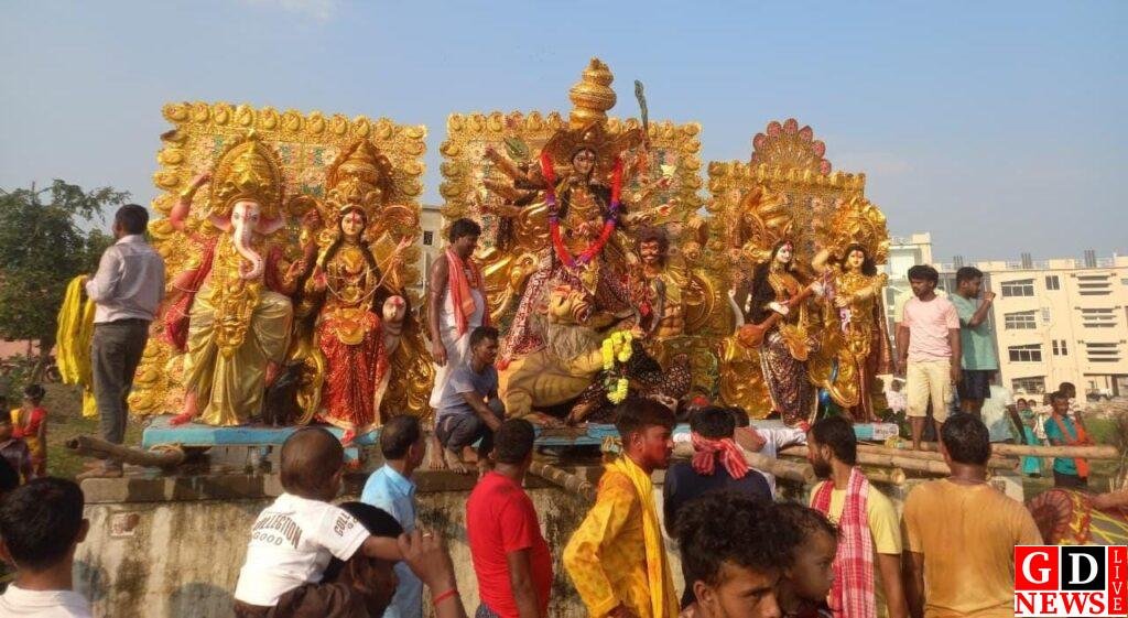 सिंदूर खेला के बाद नम आंखों से मां दुर्गा को विदाई, जयकारों के बीच निकली विसर्जन शोभायात्रा 10 IMG 20261021 WA0042