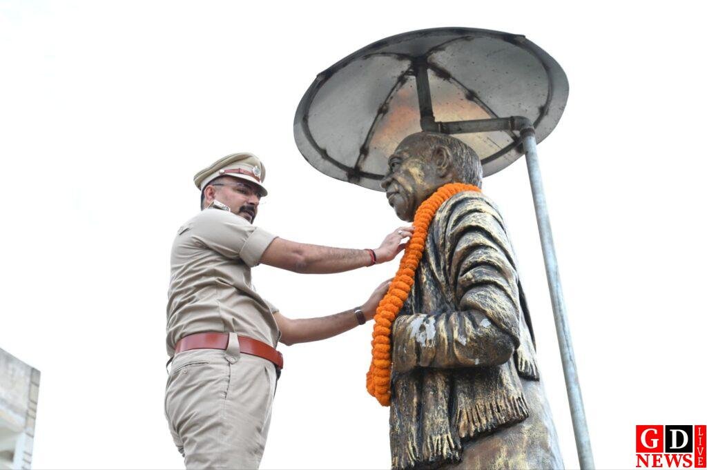 सरदार पटेल के आदर्शों से मजबूत होगी राष्ट्रीय एकता, अधिकारियों ने प्रतिमा पर किया माल्यार्पण। 9 IMG 20261031 WA0013