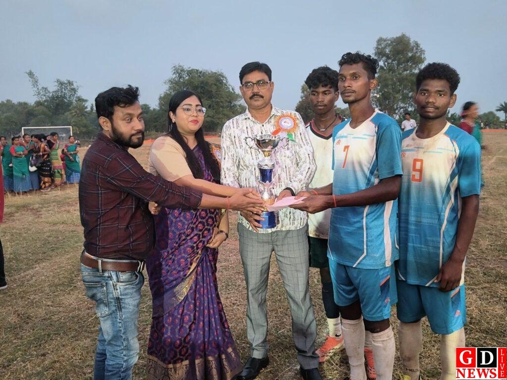 उपासना मरांडी ने बढ़ाया खिलाड़ियों का हौसला, पेनाल्टी शूटआउट में एफसी चेंजिंग स्टार ने जीता खिताब 7 IMG 20261031 WA0030
