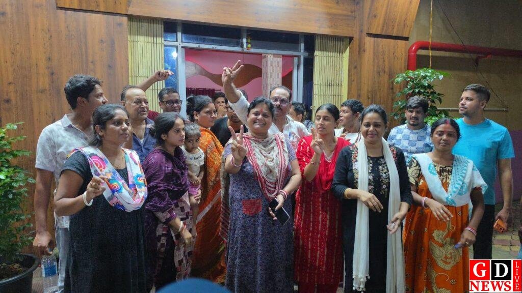 पश्चिम बंगाल की सत्ता की जंग पाकुड़ पहुंची, आधी रात होटल में घुसी बंगाल पुलिस; जिला परिषद सदस्यों को ले जाने की कोशिश पर हंगामा। 8 img 20261003 wa00081533545881007035870