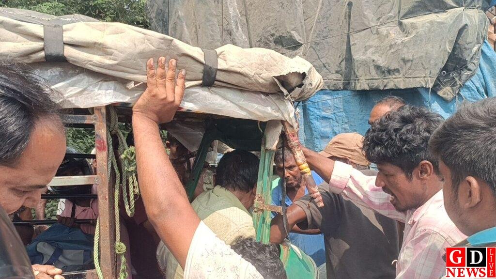 खड़ी ट्रक में जा घुसा तेज रफ्तार टेम्पो, चालक गंभीर हादसे में बाल-बाल बचा। 7 img 20261003 wa0033160940228933499279